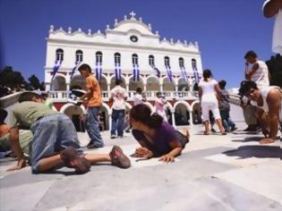 Φωτογραφία για Τήνος: Μειωμένα τα τάματα και οι κρατήσεις... ελέω κρίσης