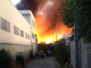 Φωτογραφία για ΒΟΤΑΝΙΚΟσ: Φωτιά με εγκλωβισμένους, έφτασε η πυροσβεστική