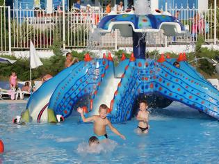 Φωτογραφία για ΑΠΙΣΤΕΥΤΟ: Έφτιαξε water fun Park στη Βούλα, με άδεια ιχθυοκαλλιεργητή!