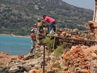 Φωτογραφία για Ολημερίς το χτίζανε, το βράδυ γκρεμιζόταν..!