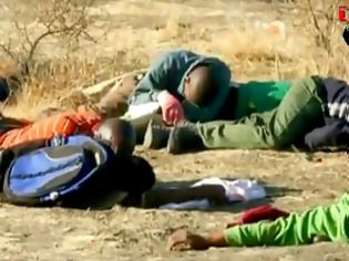 Φωτογραφία για Βίντεο που Σοκάρει απο την Ν Αφρική - Αστυνομικοί πυροβόλησαν και σκότωσαν απεργούς (Σκληρές εικόνες)