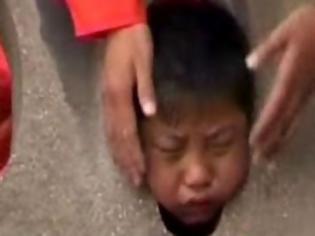 Φωτογραφία για Σφήνωσε το κεφαλάκι του παιδιού σε πέτρινο μπαλκόνι. Βίντεο