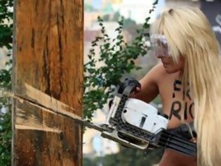 Φωτογραφία για Οι ακτιβίστριες της Femen έκοψαν σταυρό στο Κιέβο