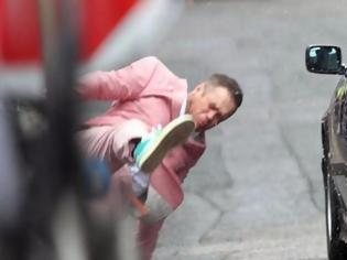 Φωτογραφία για ΔΕΙΤΕ: Αυτοκίνητο χτύπησε τον Robbie Williams! [ΦΩΤΟ ΚΑΡΕ-ΚΑΡΕ]
