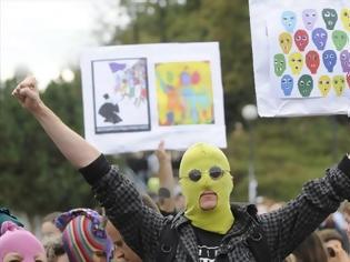 Φωτογραφία για Διεθνείς αντιδράσεις για την καταδίκη των Pussy Riot [ΒΙΝΤΕΟ]