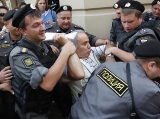 Φωτογραφία για Συνέλαβαν τον (Εβραίο) Γκάρι Κασπάροφ με την κατηγορία ότι δάγκωσε αστυνομικό!!! (Βρικόλακας του σιωνισμού...)