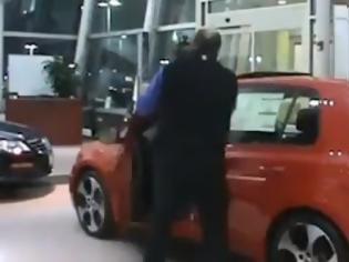Φωτογραφία για Τι κάνει ο άνθρωπος για να πουλήσει ένα αμάξι! [Video]