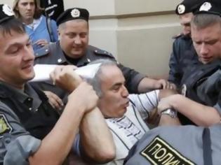 Φωτογραφία για O Κασπάροφ δάγκωσε αστυνομικό και κινδυνεύει με φυλάκιση