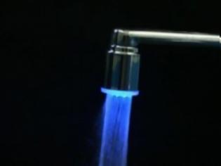 Φωτογραφία για Βρύση LED δίνει χρώμα στο νερό