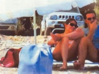 Φωτογραφία για Ο Αλέξη Τσίπρας με τη σύντροφό του στην παραλία