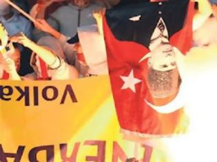 Φωτογραφία για Σάλος στη Τουρκία επειδή Ρώσοι έκαιγαν Τούρκικες σημαίες