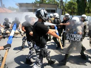 Φωτογραφία για Συγκρούσεις μελών της Χρυσής Αυγής με τα ΜΑΤ στην Κόρινθο για τους λαθρομετανάστες..- Αντιρατσιστικό συλλαλητήριο την ίδια ώρα ..