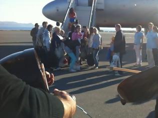 Φωτογραφία για Πέφτουν καθαρίστριες από αεροπλάνα λόγω ...φόρτου εργασίας!!! (Τι άλλο θα ακούσουμε...)