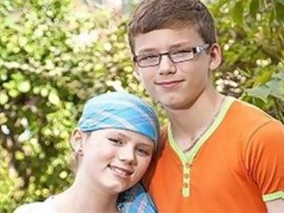 Φωτογραφία για ΣΥΓΚΙΝΗΤΙΚΟ:  Δίνει δύναμη στην δίδυμη αδελφή του που πάσχει από καρκίνο