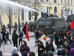 Φωτογραφία για Βίαιες συγκρούσεις σε φοιτική πορεία στη Χιλή