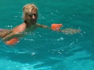Φωτογραφία για ΔΕΙΤΕ: Με μπρατσάκια σε πισίνα η Έφη Σαρρή!