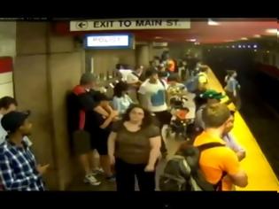 Φωτογραφία για Απίστευτο βίντεο: Γυναίκα που κρατούσε 4χρονο παιδί έπεσε στις γραμμές του Μετρό!!!