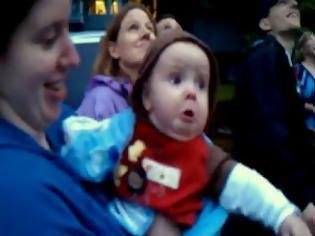 Φωτογραφία για Βίντεο: Πώς αντιδρά μωρό όταν βλέπει για πρώτη φορά πυροτεχνήματα