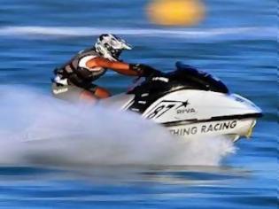 Φωτογραφία για Του ήρθε το... jet ski στο κεφάλι!