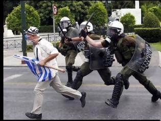 Φωτογραφία για Σουζα μπροστά στα λαθροκτήνη τα ΜΑΤ!Μόνο τους Έλληνες βαράνε!