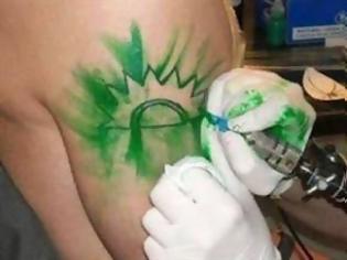 Φωτογραφία για Αποκλειστικό: Βρήκαμε ποιος είναι ο άνθρωπος που κάνει τατουάζ τον ήλιο του ΠΑΣΟΚ