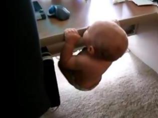 Φωτογραφία για VIDEO: Δείτε πως μπορείτε να κάνετε ένα μωρό να κάνει...μονόζυγο!
