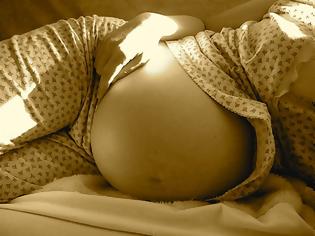 Φωτογραφία για ΣΟΚ: Έγκυος αυτοπυροβολήθηκε κατά λάθος και έχασε το μωρό!