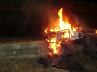 Φωτογραφία για Κάηκε μηχανάκι στην είσοδο της Λαμίας