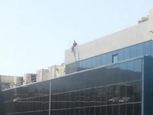 Φωτογραφία για Τώρα: Γυναίκα απειλεί να πέσει από τον 8ο όροφο στη Λεωφόρο Μεσογείων