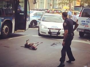 Φωτογραφία για Βίντεο σοκ: Αστυνομικός πυροβόλησε εν ψυχρώ σκύλο άστεγου!