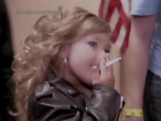 Φωτογραφία για VIDEO | Τετράχρονη καπνίζει στη σκηνή του εξοργιστικού ριάλιτι με τα παιδικά καλλιστεία