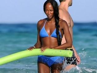 Φωτογραφία για ΔΕΙΤΕ:  Η Naomi Campbell με σέξι μπλε μπικίνι στην Ibiza