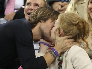 Φωτογραφία για ΔΕΙΤΕ: Το καυτό φιλί διάσημου ζεύγους μπροστά σε 37.000 ανθρώπους