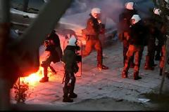 Σε εξέλιξη επεισόδια έξω από το ΟΑΚΑ ...Βίντεο.