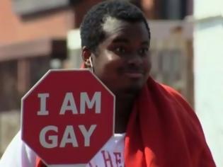 Φωτογραφία για VIDEO: Ροζ... φάρσα: Σταμάτα! Είμαι γκέι!