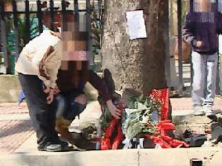 Φωτογραφία για Λουλούδια, μηνύματα, κεριά και δάκρυα στο σημείο όπου χύθηκε το αίμα των παιδιών