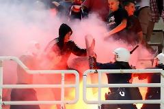 ΤΩΡΑ: Παν' οι μολότοφ σύννεφο έξω από το ΟΑΚΑ - μάχες και μες στο γήπεδο! [ΒΙΝΤΕΟ]