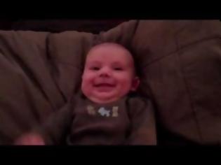Φωτογραφία για Απίστευτο μωράκι τρομάζει απο το ροχαλιτό του πατέρα του ! (video)