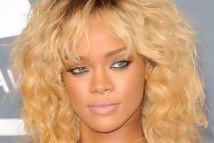 Η Rihanna ψάχνει τη σωστή απόχρωση!