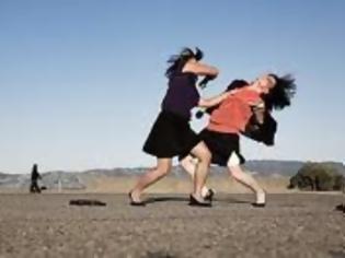 Φωτογραφία για Ξεμαλλιάστηκαν για έναν άντρα που δεν είχε σχέση με καμμία τους.