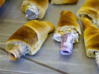 Φωτογραφία για Μετέφεραν βρώμικο χρήμα μέσα σε... γαλλικά κρουασάν!