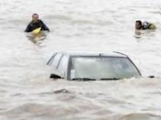 Φωτογραφία για Αυτοκίνητο έπεσε στο λιμάνι του Πειραιά