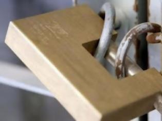 Φωτογραφία για Κλείνει μια στις 6 επιχειρήσεις