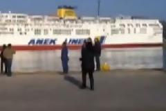 Aνασύρθηκε νεκρός o άνδρας που βούτηξε στο λιμάνι του Πειραιά