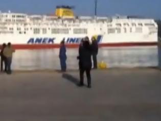 Φωτογραφία για Aνασύρθηκε νεκρός o άνδρας που βούτηξε στο λιμάνι του Πειραιά
