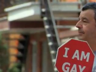 Φωτογραφία για Ροζ... φάρσα: Σταμάτα! Είμαι γκέι! [video]