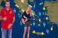 VIDEO: Οι διπλοπενιές της Φαίης την ώρα που ο Λιάγκας έλεγε τον καιρό
