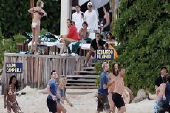 Tι κάνουν στην ίδια παραλία ο L. DiCaprio, η Kate Hudson και η Naomi Campbel;