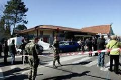 Άγνωστος άνοιξε πυρ σε σχολείο, σκότωσε δύο μαθητές και ένα καθηγητή