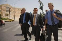 Η Τρόϊκα στην Ελλάδα κόβει μισθούς και κάνει Dolce Vita